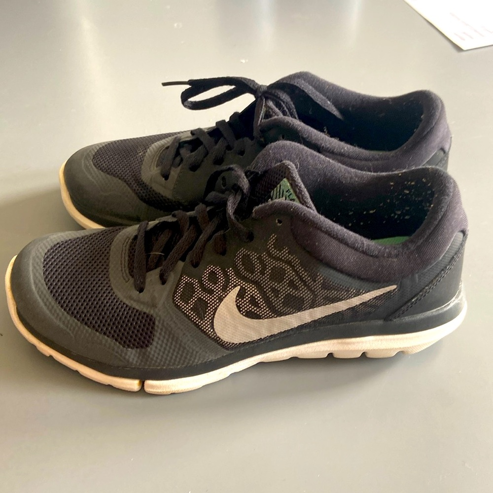 These are Nike Flash Flex shoes. Black size 7.5 in women’s